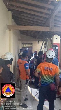 Orang Terjatuh Ke Sumur Di Kecamatan Tulung