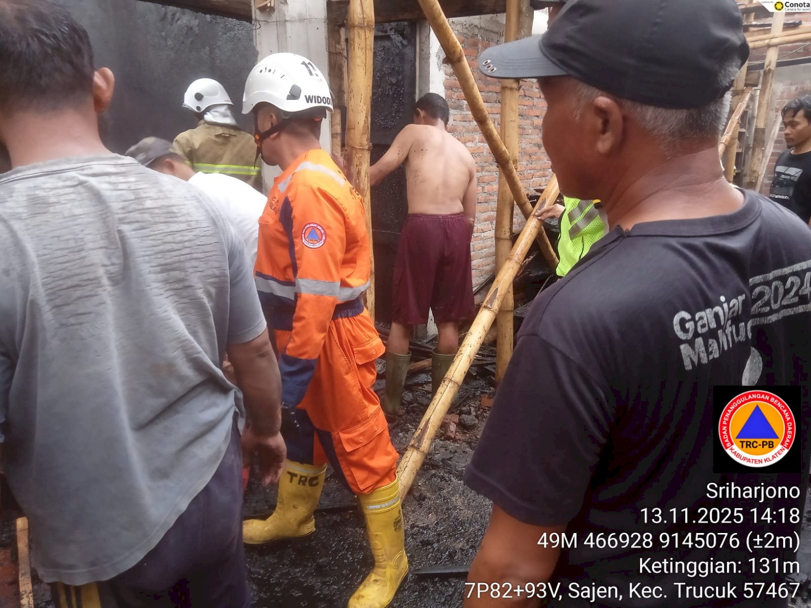 Padamkan Oven Kayu Terbakar, 4 Kubik Jadi Arang di Desa Sajen Kecamatan Trucuk