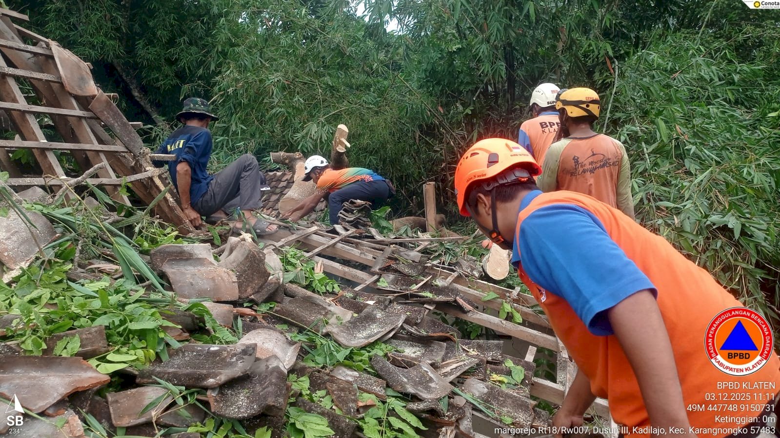 Penanganan Pohon Tumbang Menimpa Rumah Di Desa Jelok, Kecamatan Karangnongko
