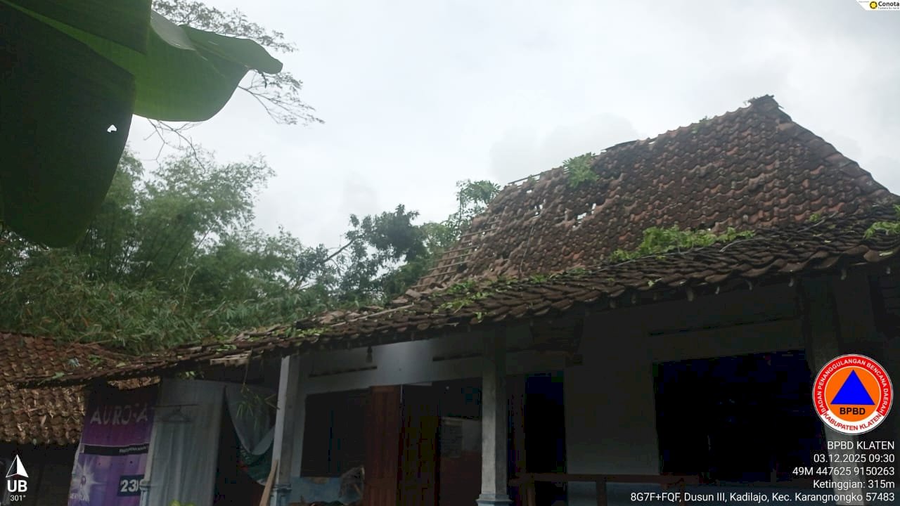 Penanganan Pohon Tumbang Menimpa Rumah Di Desa Jelok, Kecamatan Karangnongko