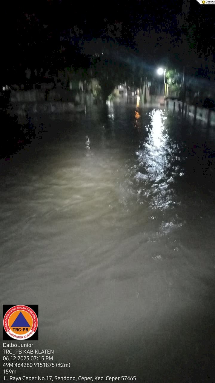 Luapan Air Genangi Akses Jalan Depan SDN 2 Ceper, Kecamatan Ceper