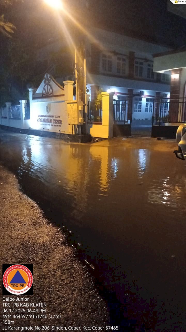 Luapan Air Genangi Akses Jalan Depan SDN 2 Ceper, Kecamatan Ceper