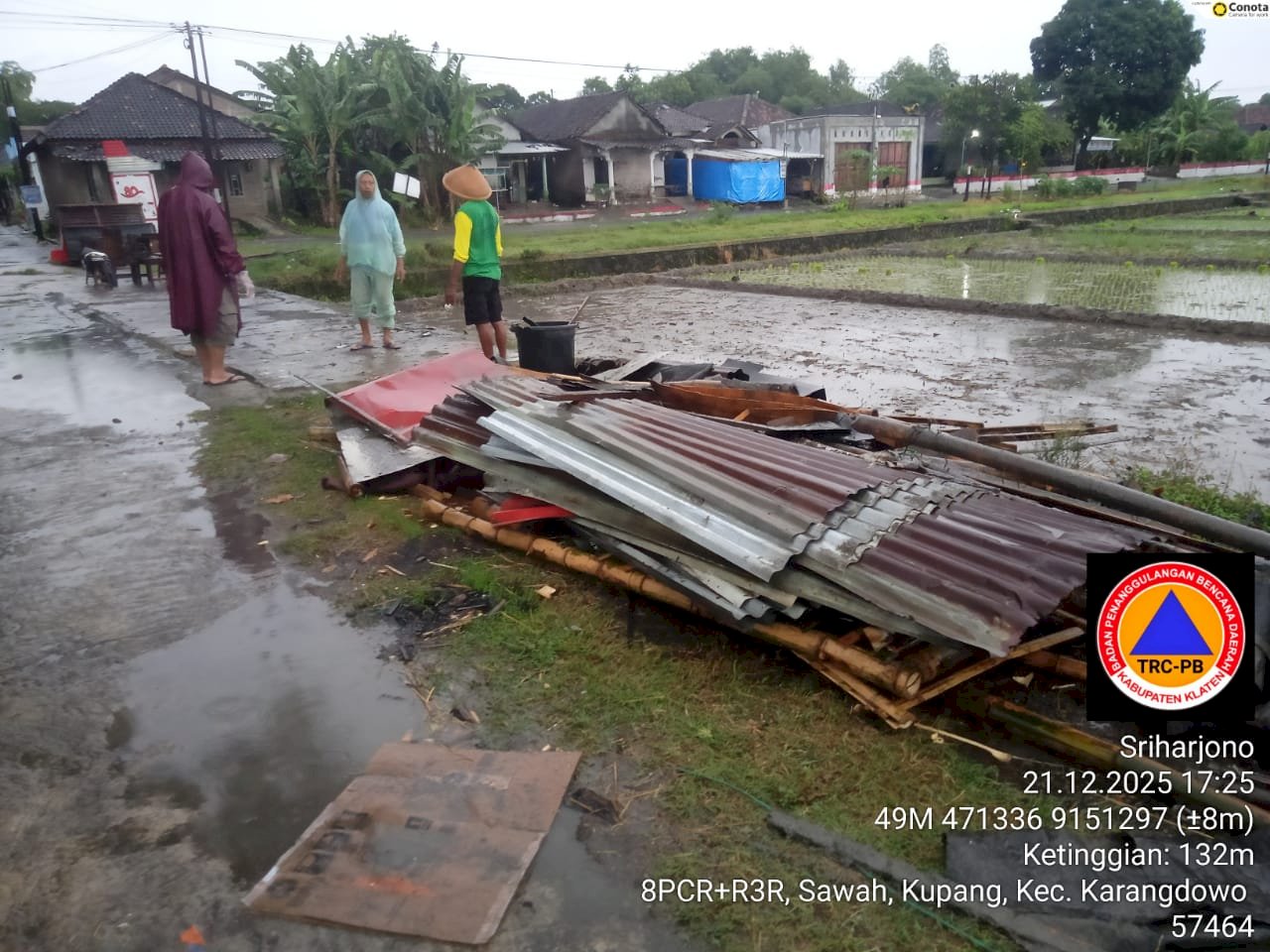 Hujan Deras Disertai Angin Kencang di Karangdowo, Warung Angkringan Roboh