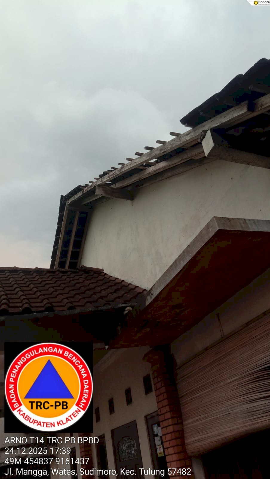 Hujan Deras Disertai Angin Kencang di Kecamatan Tulung, 2 Desa Terdampak