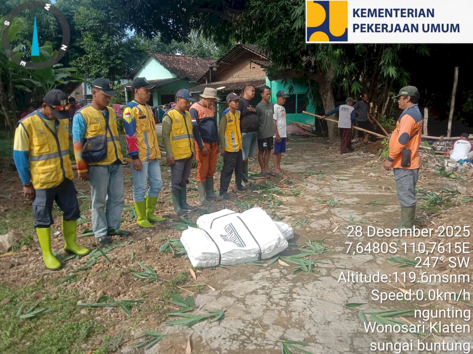Gotong Royong Pemasangan Sandbag Untuk Mengantisipasi Banjir Susulan di Desa Gunting, Kecamatan Wonosari