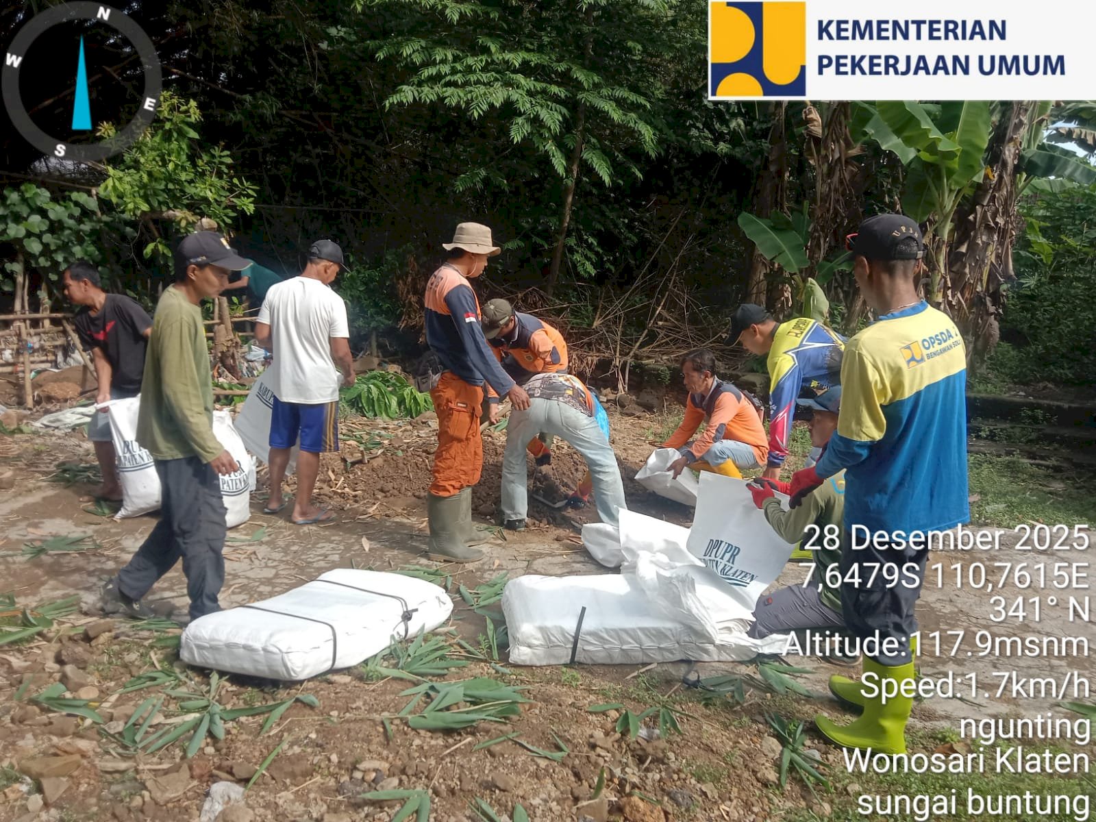 Gotong Royong Pemasangan Sandbag Untuk Mengantisipasi Banjir Susulan di Desa Gunting, Kecamatan Wonosari