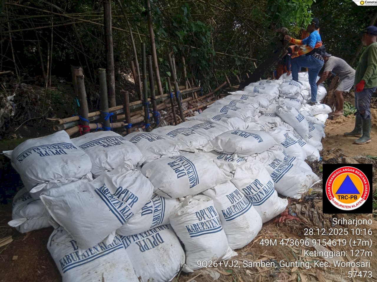 Gotong Royong Pemasangan Sandbag Untuk Mengantisipasi Banjir Susulan di Desa Gunting, Kecamatan Wonosari