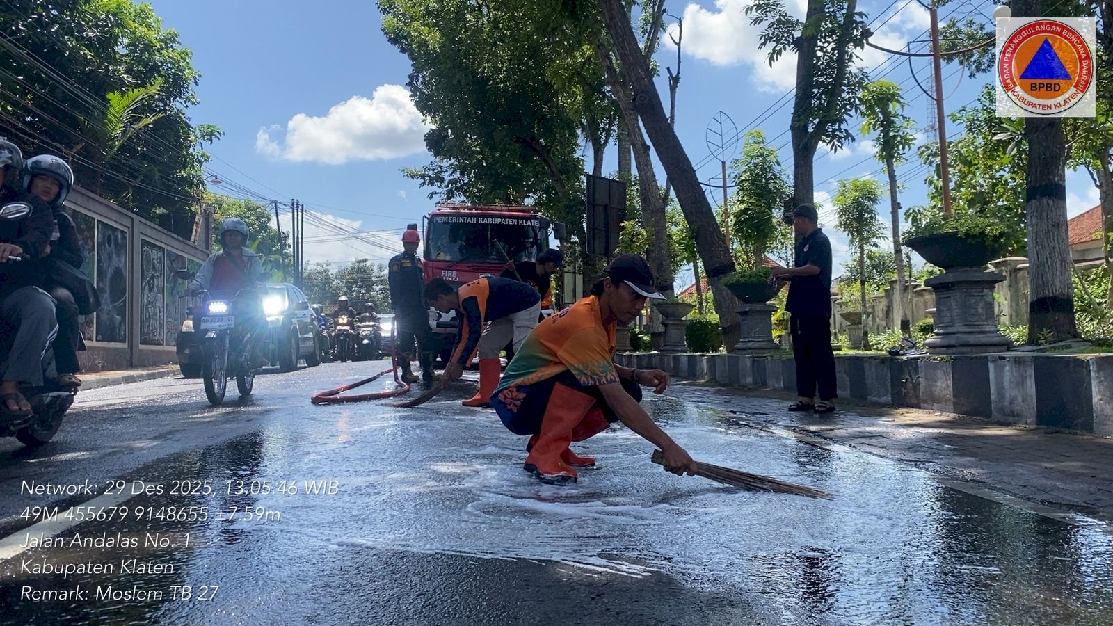 Solar Tumpah di Tikungan Sidowayah (Depan Masjid Ar-Rohmah AAM) Klaten Tengah, Klaten, BPBD Sigap Lakukan Pembersihan
