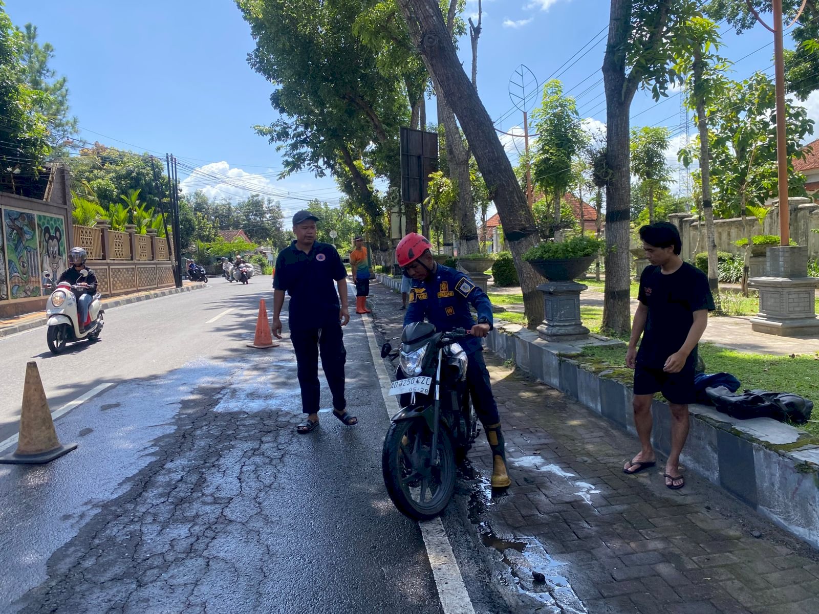 Solar Tumpah di Tikungan Sidowayah (Depan Masjid Ar-Rohmah AAM) Klaten Tengah, Klaten, BPBD Sigap Lakukan Pembersihan