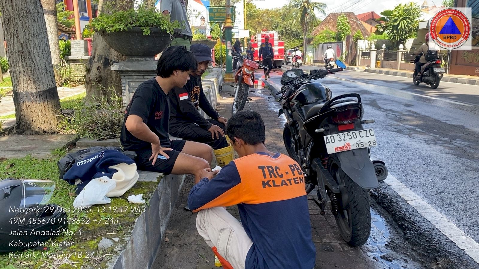 Solar Tumpah di Tikungan Sidowayah (Depan Masjid Ar-Rohmah AAM) Klaten Tengah, Klaten, BPBD Sigap Lakukan Pembersihan
