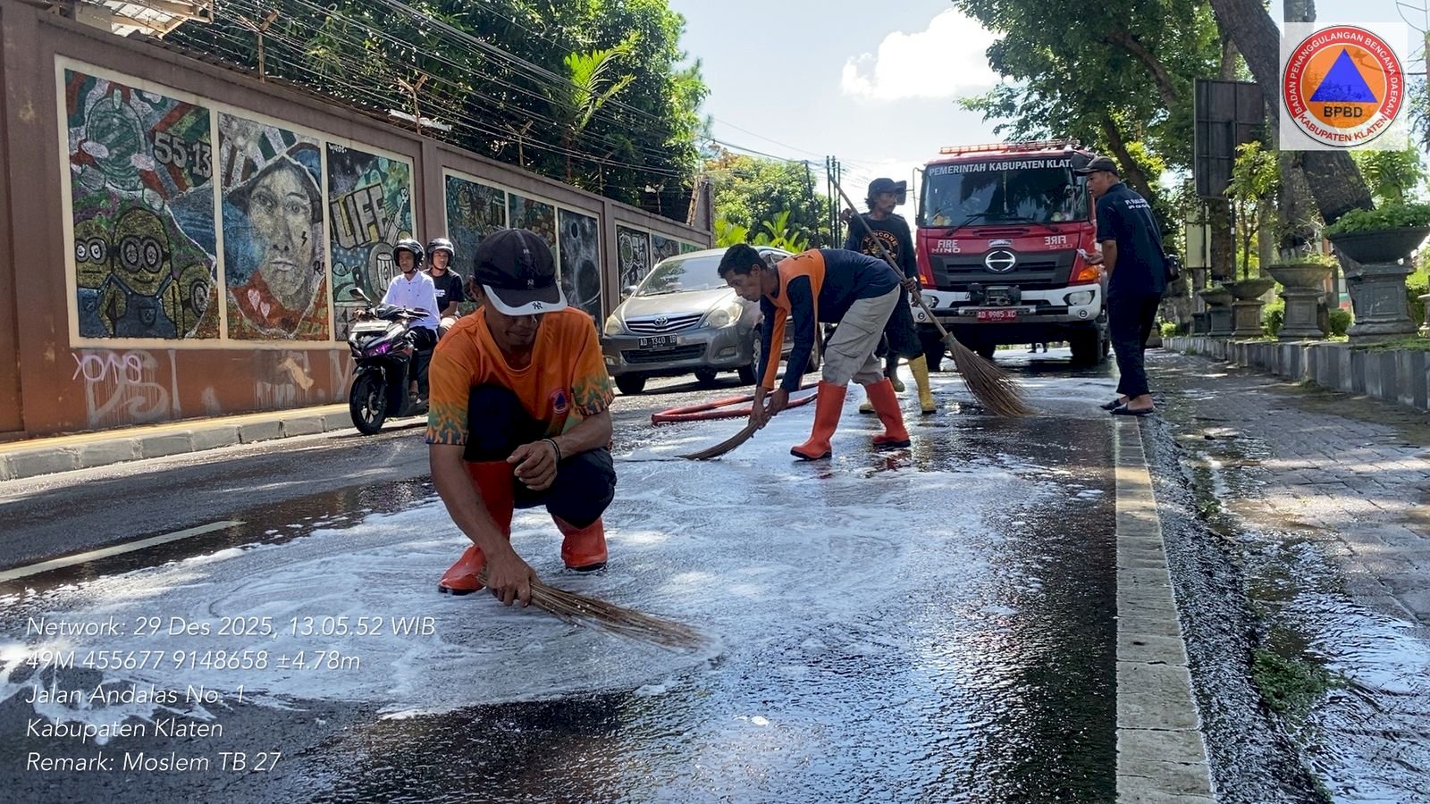Solar Tumpah di Tikungan Sidowayah (Depan Masjid Ar-Rohmah AAM) Klaten Tengah, Klaten, BPBD Sigap Lakukan Pembersihan
