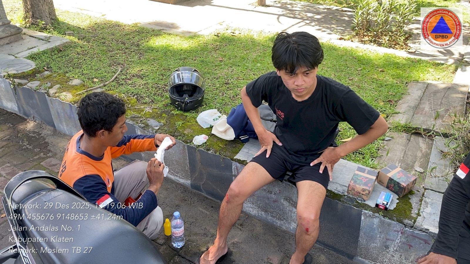 Solar Tumpah di Tikungan Sidowayah (Depan Masjid Ar-Rohmah AAM) Klaten Tengah, Klaten, BPBD Sigap Lakukan Pembersihan