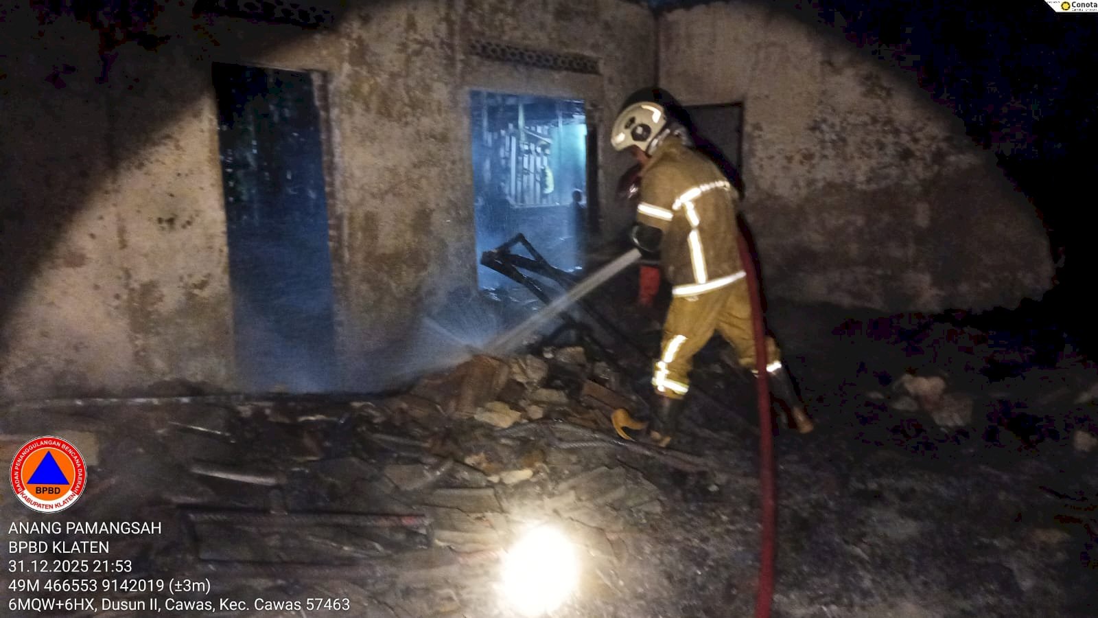 Upaya Pemadaman Kebakaran Gudang Plastik di Desa Cawas, Kecamatan Cawas