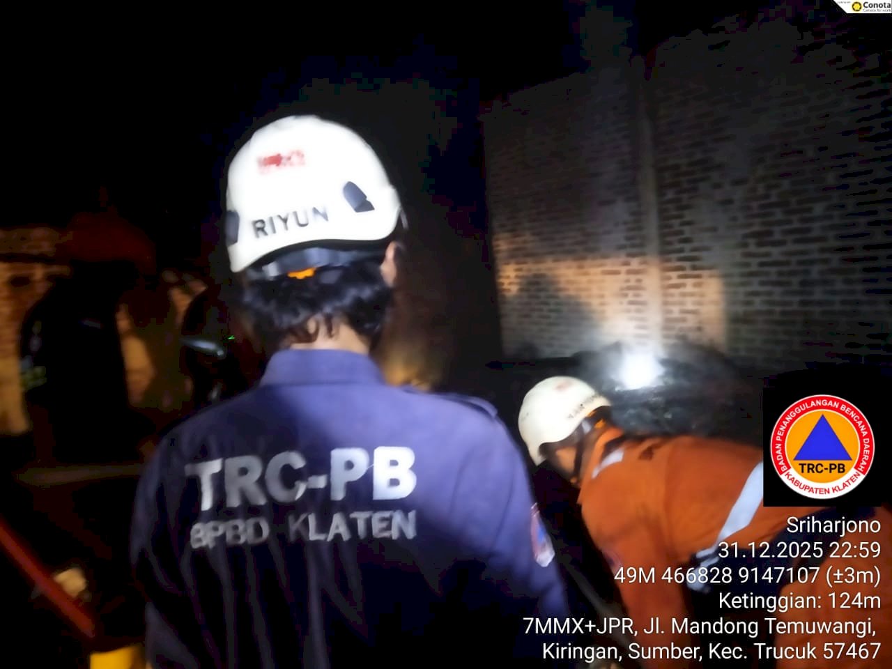 Upaya Pemadaman Kebakaran Gudang Plastik di Desa Mandong, Kecamatan Trucuk