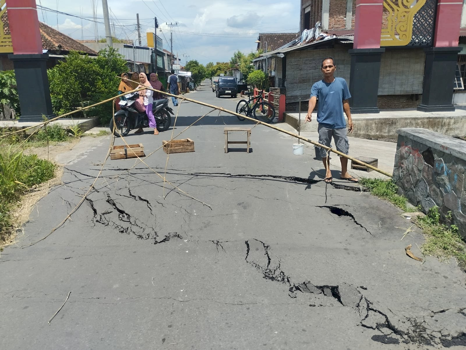 Talud Jembatan di Desa Kadilanggon, Kecamatan Wedi Ambrol, Akses Dialihkan