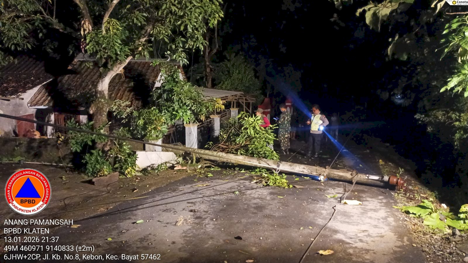 Penanganan Pohon Tumbang di Tiga Desa, Kecamatan Bayat. Akibat Hujan dengan Intensitas Lebat Disertai Angin Kencang