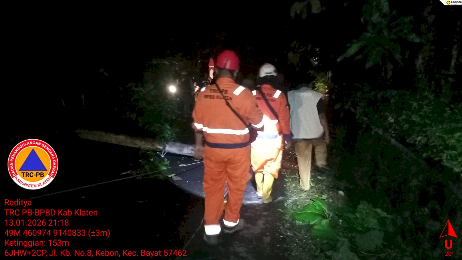 Penanganan Pohon Tumbang di Tiga Desa, Kecamatan Bayat. Akibat Hujan dengan Intensitas Lebat Disertai Angin Kencang