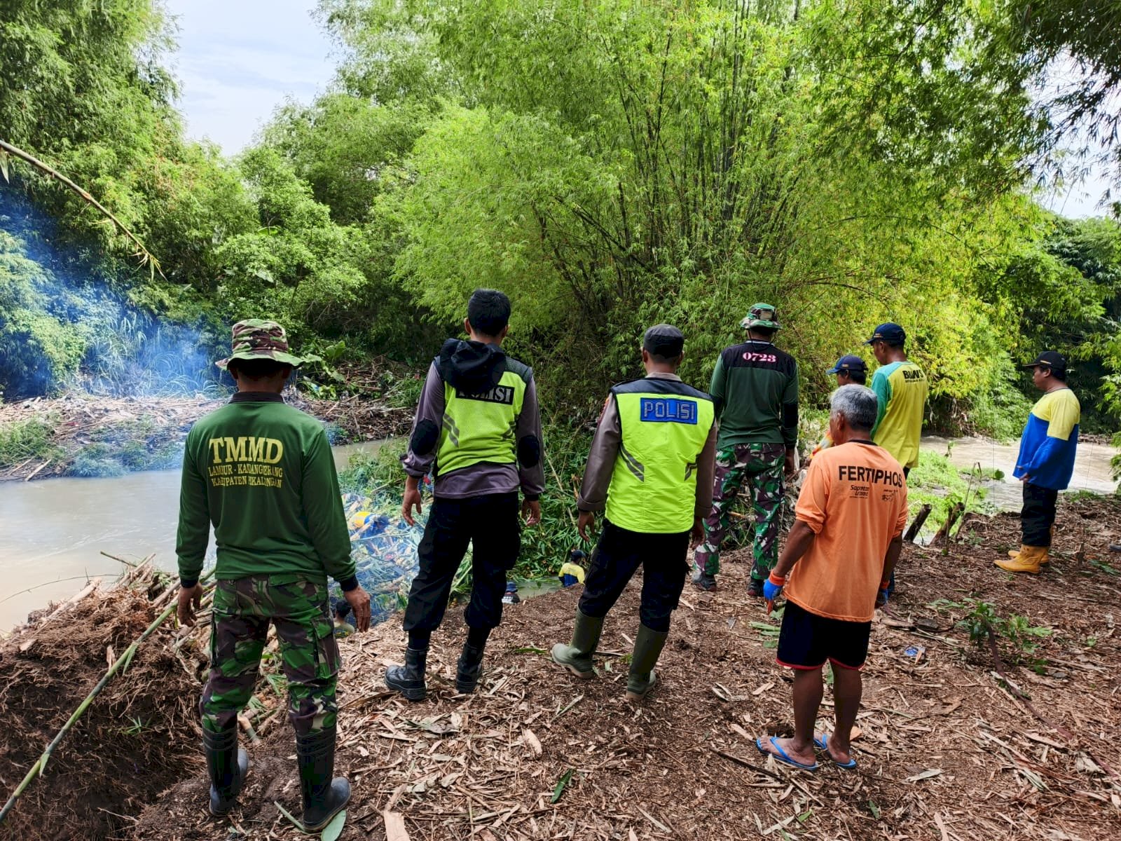 Gotong Royong Pembersihan Rumpun Bambu Roboh di Desa Karangtalun, Kecamatan Karangdowo