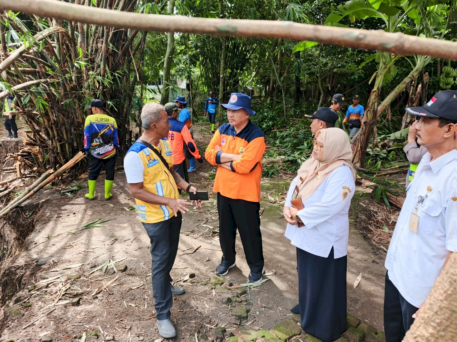 Gotong Royong Pembersihan Rumpun Bambu Roboh di Desa Karangtalun, Kecamatan Karangdowo