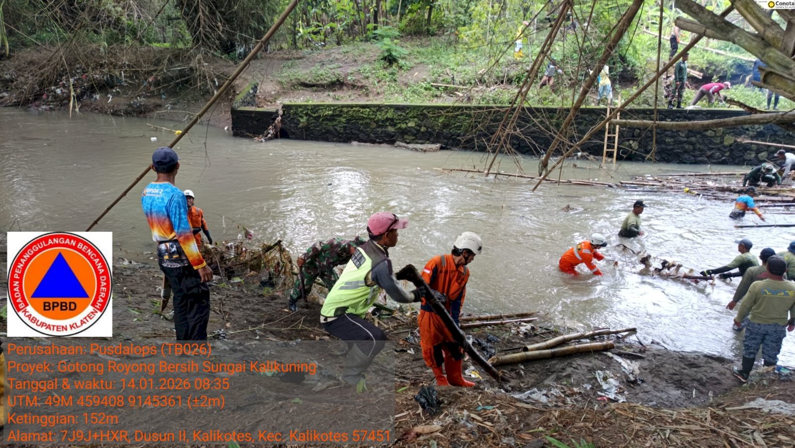 Gotong Royong Pembersihan Daerah Aliran Sungai Kuning di Desa Ngemplak, Kecamatan Kalikotes