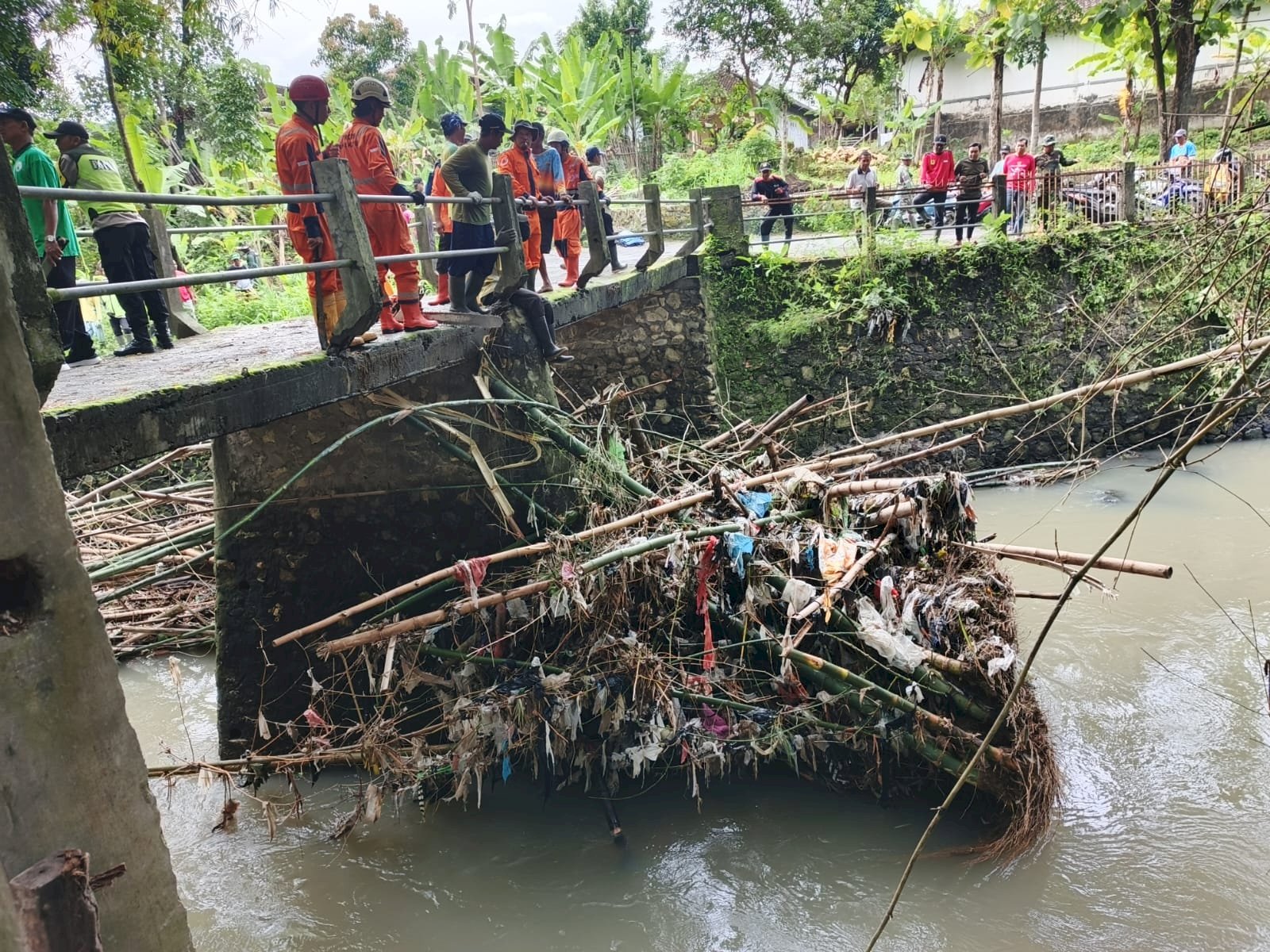 Gotong Royong Pembersihan Daerah Aliran Sungai Kuning di Desa Ngemplak, Kecamatan Kalikotes