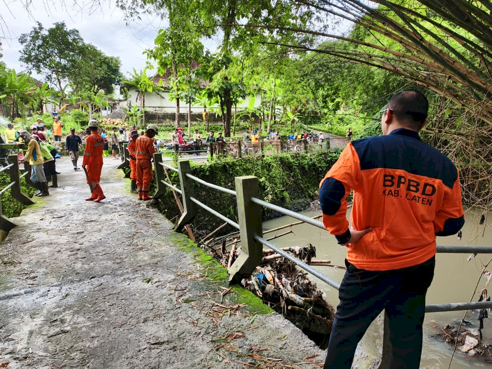 Gotong Royong Pembersihan Daerah Aliran Sungai Kuning di Desa Ngemplak, Kecamatan Kalikotes
