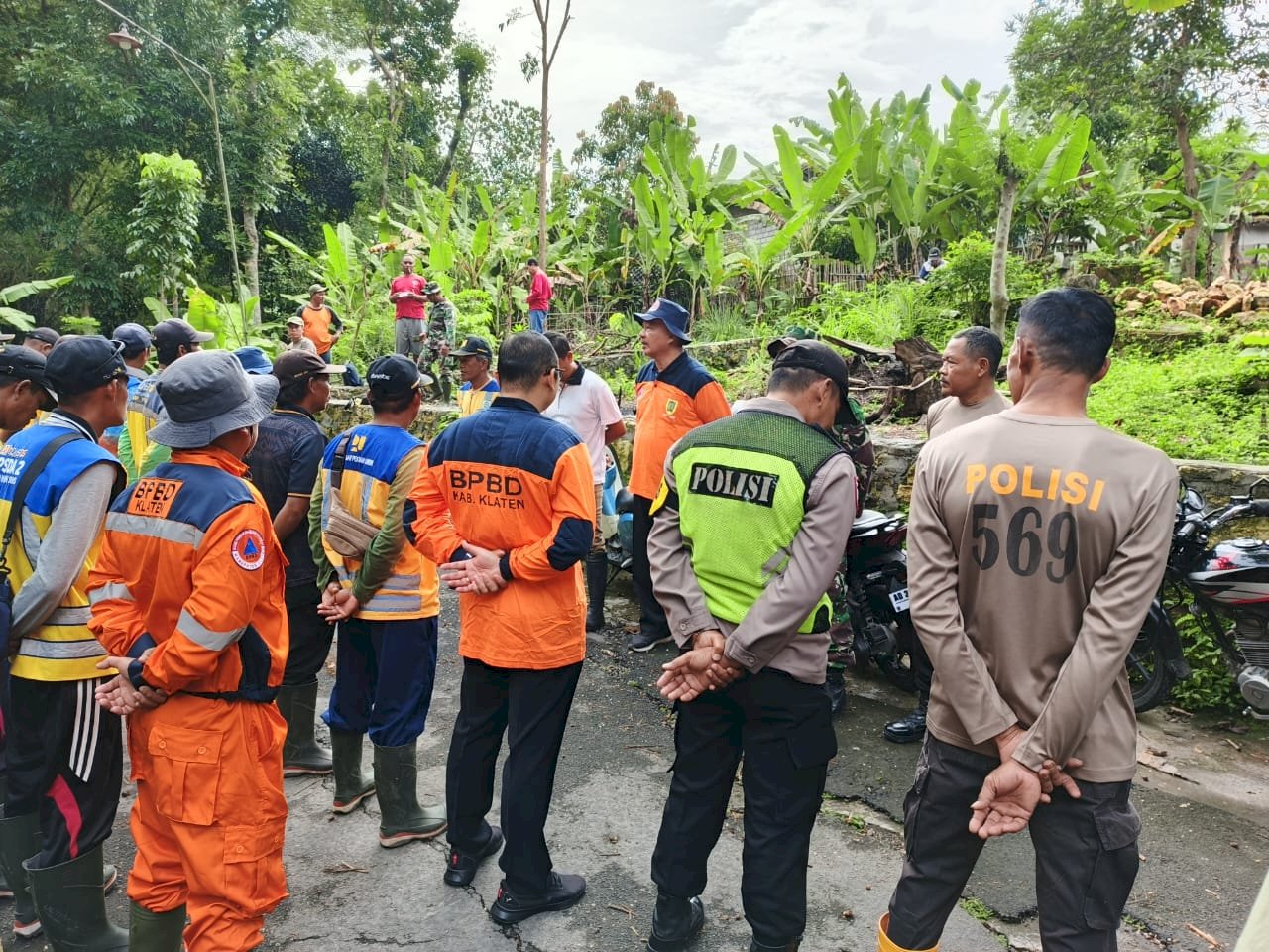 Gotong Royong Pembersihan Daerah Aliran Sungai Kuning di Desa Ngemplak, Kecamatan Kalikotes