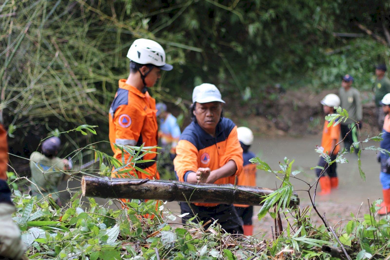 Gotong Royong Pembersihan Aliran Sungai di Kaliture Desa Nengahan, Kecamatan Bayat