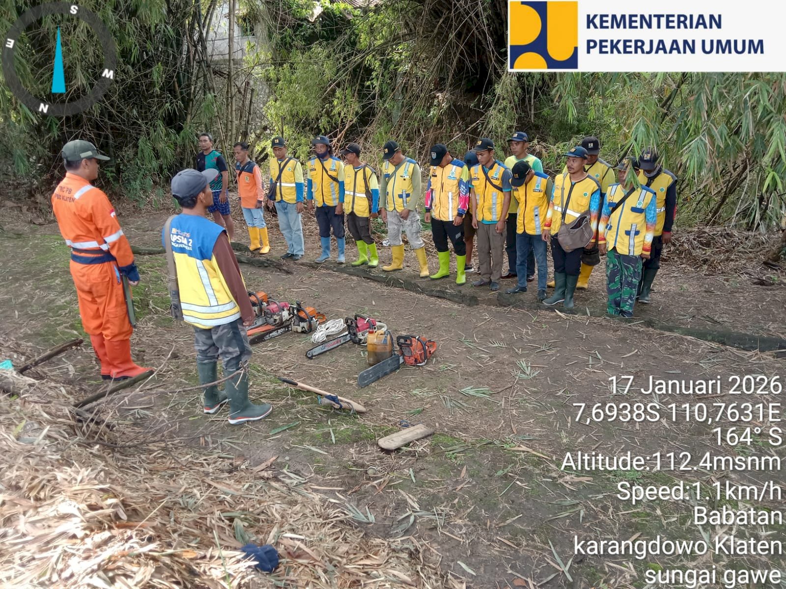 Gotong Royong Pembersihan Rumpun Bambu Menutup Aliran Sungai Gawe di desa Babadan, Kecamatan Karangdowo