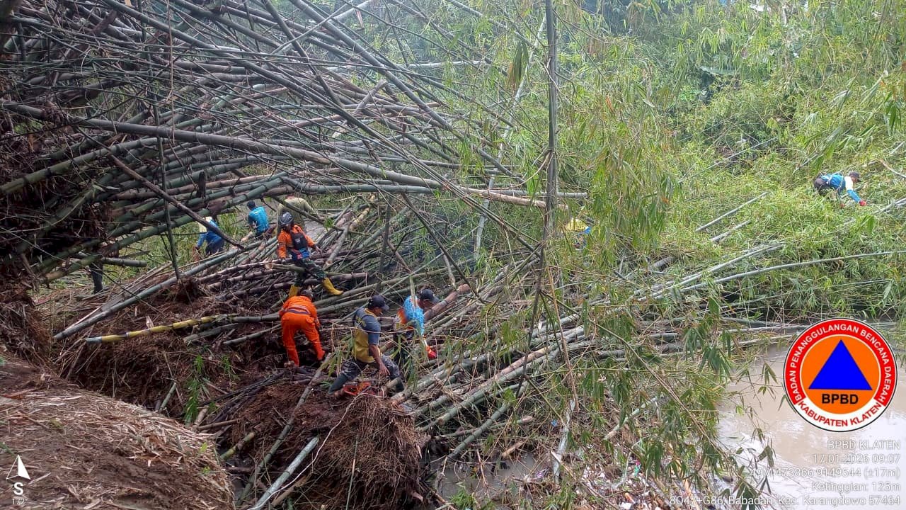 Gotong Royong Pembersihan Rumpun Bambu Menutup Aliran Sungai Gawe di desa Babadan, Kecamatan Karangdowo