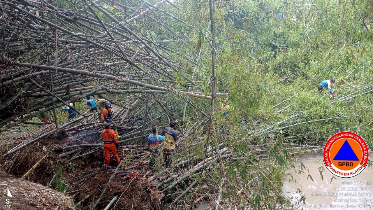 Gotong Royong Pembersihan Rumpun Bambu Menutup Aliran Sungai Gawe di desa Babadan, Kecamatan Karangdowo
