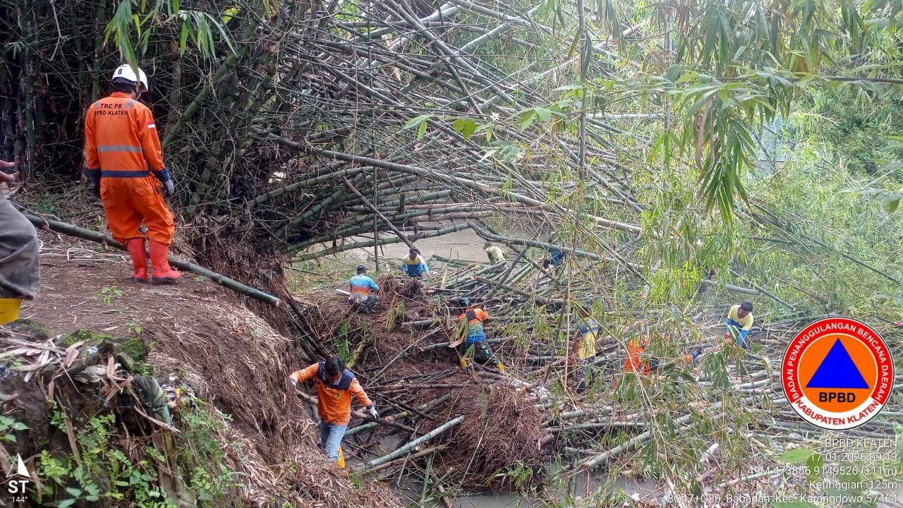 Gotong Royong Pembersihan Rumpun Bambu Menutup Aliran Sungai Gawe di desa Babadan, Kecamatan Karangdowo
