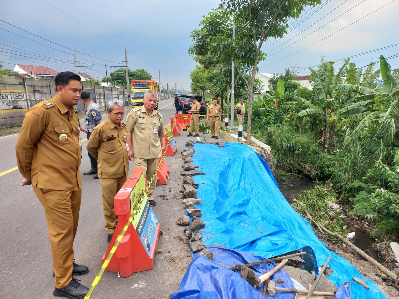 Bupati Klaten Tinjau Talud Pembatas Jalan Longsor di Jalan Bypass Klaten