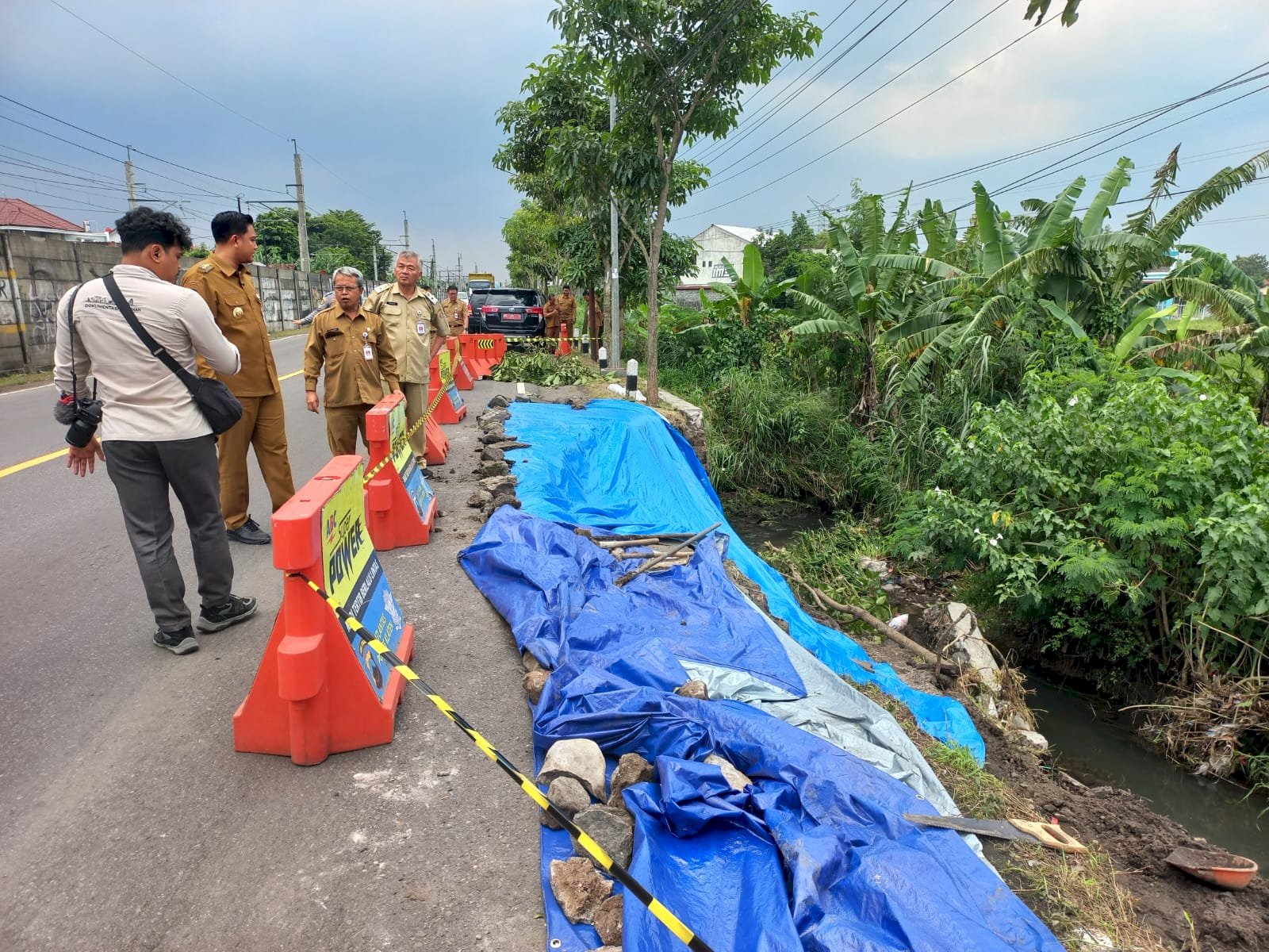 Bupati Klaten Tinjau Talud Pembatas Jalan Longsor di Jalan Bypass Klaten