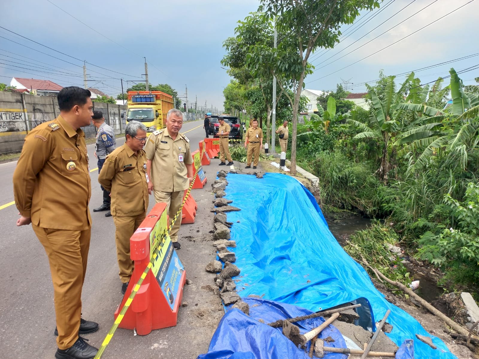 Bupati Klaten Tinjau Talud Pembatas Jalan Longsor di Jalan Bypass Klaten