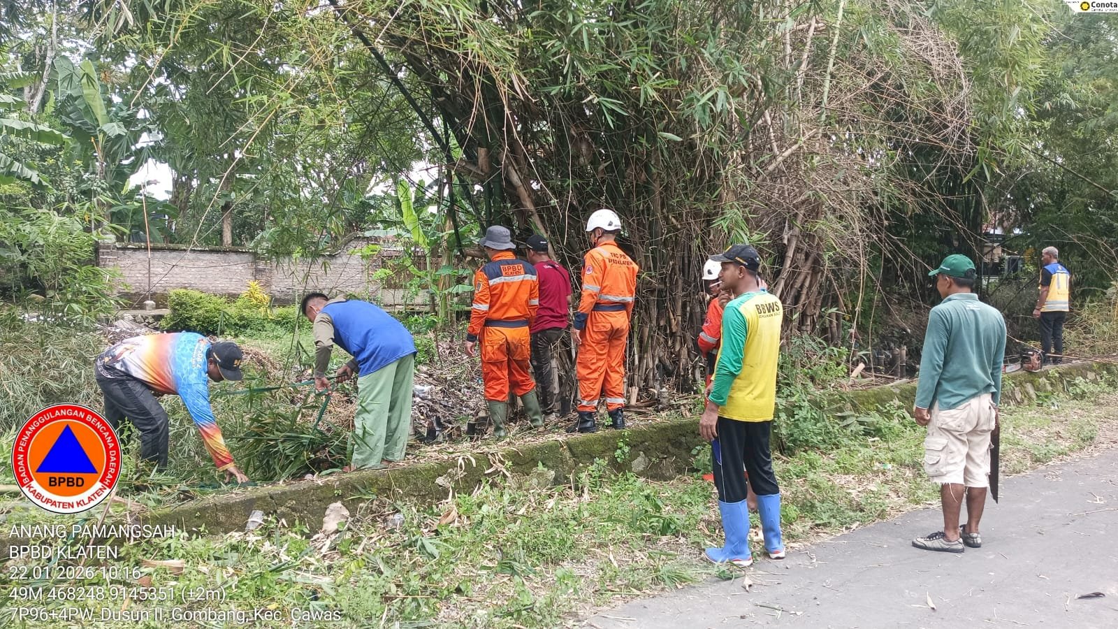 Semangat Gotong Royong, Bersihkan Sampah dan Rumpun Bambu di Desa Gombang, Kecamatan Cawas