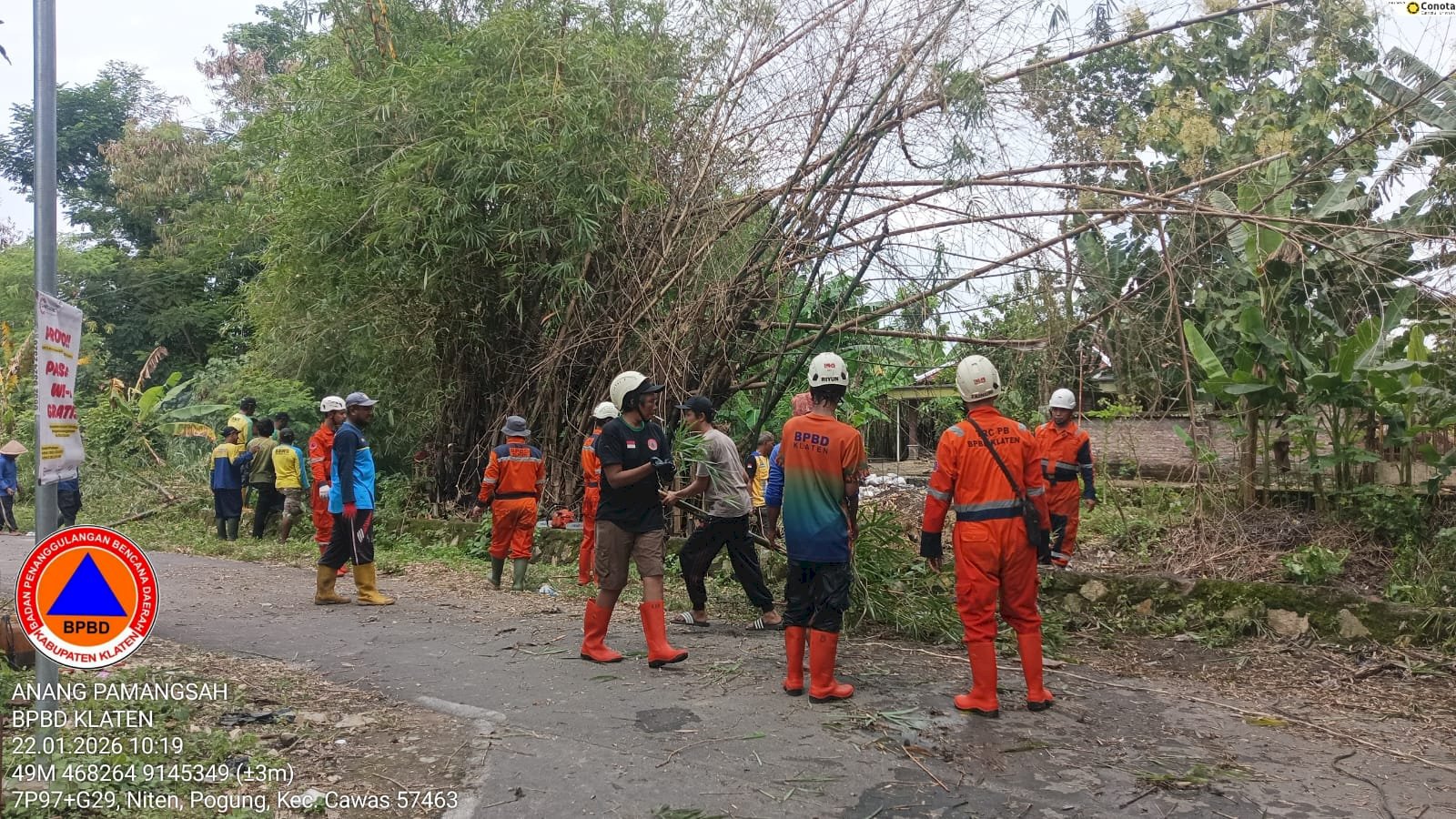 Semangat Gotong Royong, Bersihkan Sampah dan Rumpun Bambu di Desa Gombang, Kecamatan Cawas