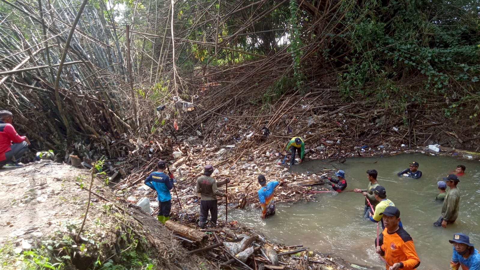 Pembersihan Rumpun Bambu Roboh ke Sungai Blora di Desa Gondangsari, Kecamatan Juwiring