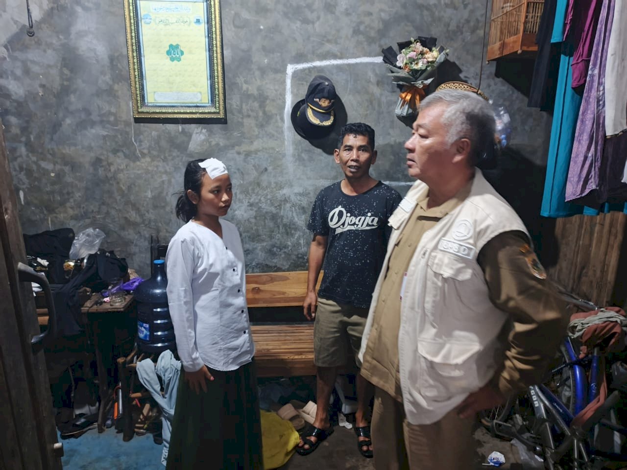 Respon Korban Gempa dan Penyerahan Bantuan Logistik di Desa Kadibolo, Kecamatan Wedi