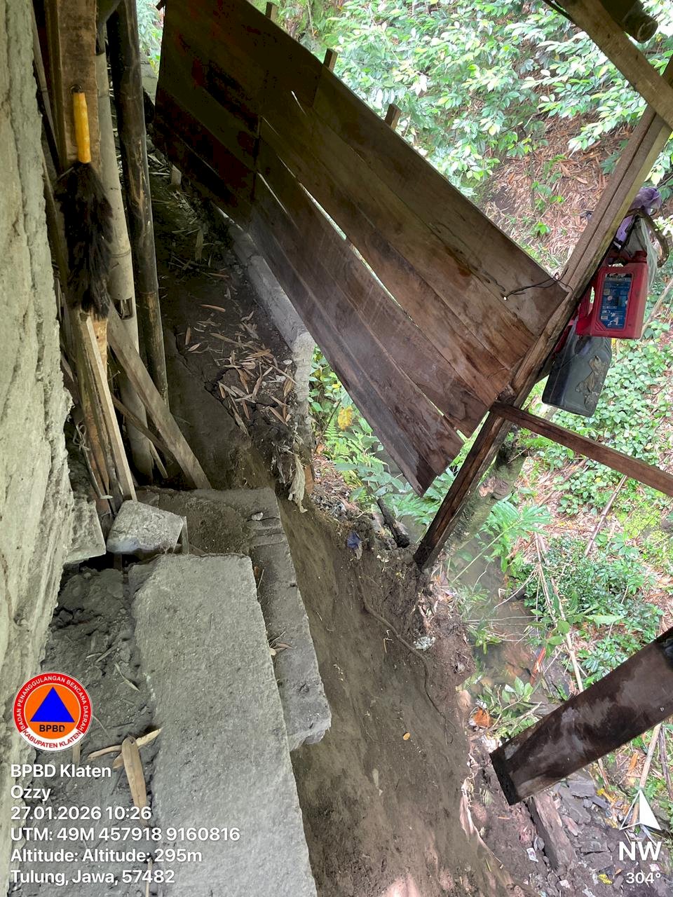 Penyerahan Bantuan Logistik Untuk Rumah Rusak Pasca Longsor di Desa Tulung, Kecamatan Tulung