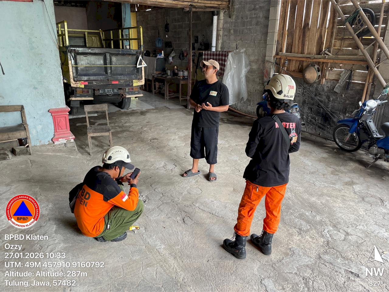 Penyerahan Bantuan Logistik Untuk Rumah Rusak Pasca Longsor di Desa Tulung, Kecamatan Tulung