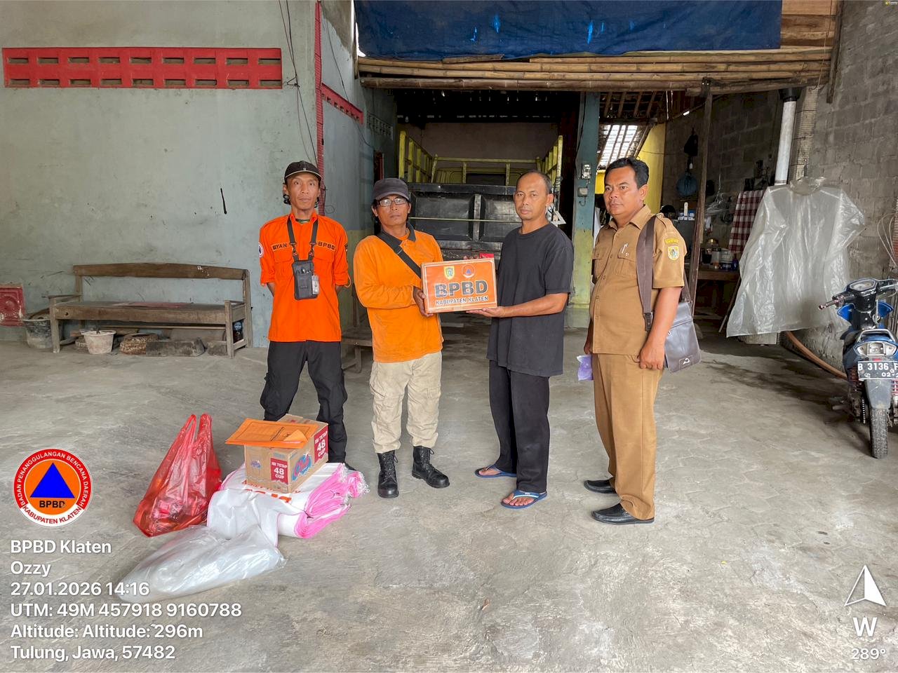 Penyerahan Bantuan Logistik Untuk Rumah Rusak Pasca Longsor di Desa Tulung, Kecamatan Tulung