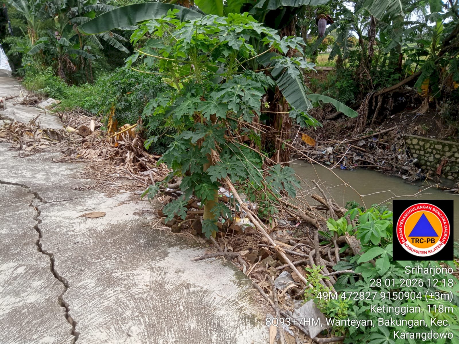 Hujan Deras Sebabkan Jalan Desa Bakungan di Kecamatan Karangdowo Amblas