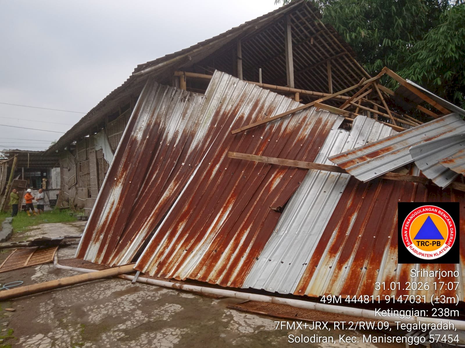Hujan Deras Disertai Angin Kencang Sebabkan Gudang Tembakau Roboh di Desa Solodiran, Kecamatan Manisrenggo