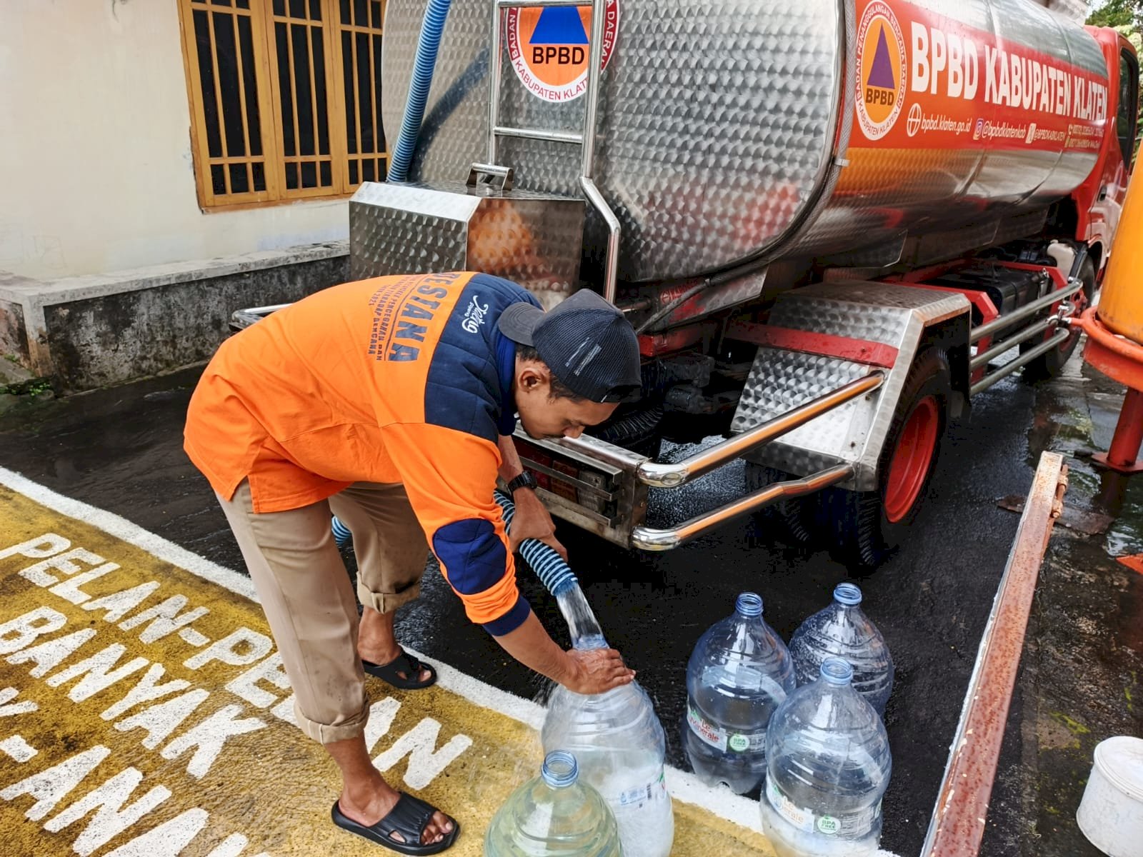 Pipa Pamsimas Rusak, BPBD Klaten Dropping Air Bersih 3 Tangki ke Desa Gumul, Kecamatan Karangnongko