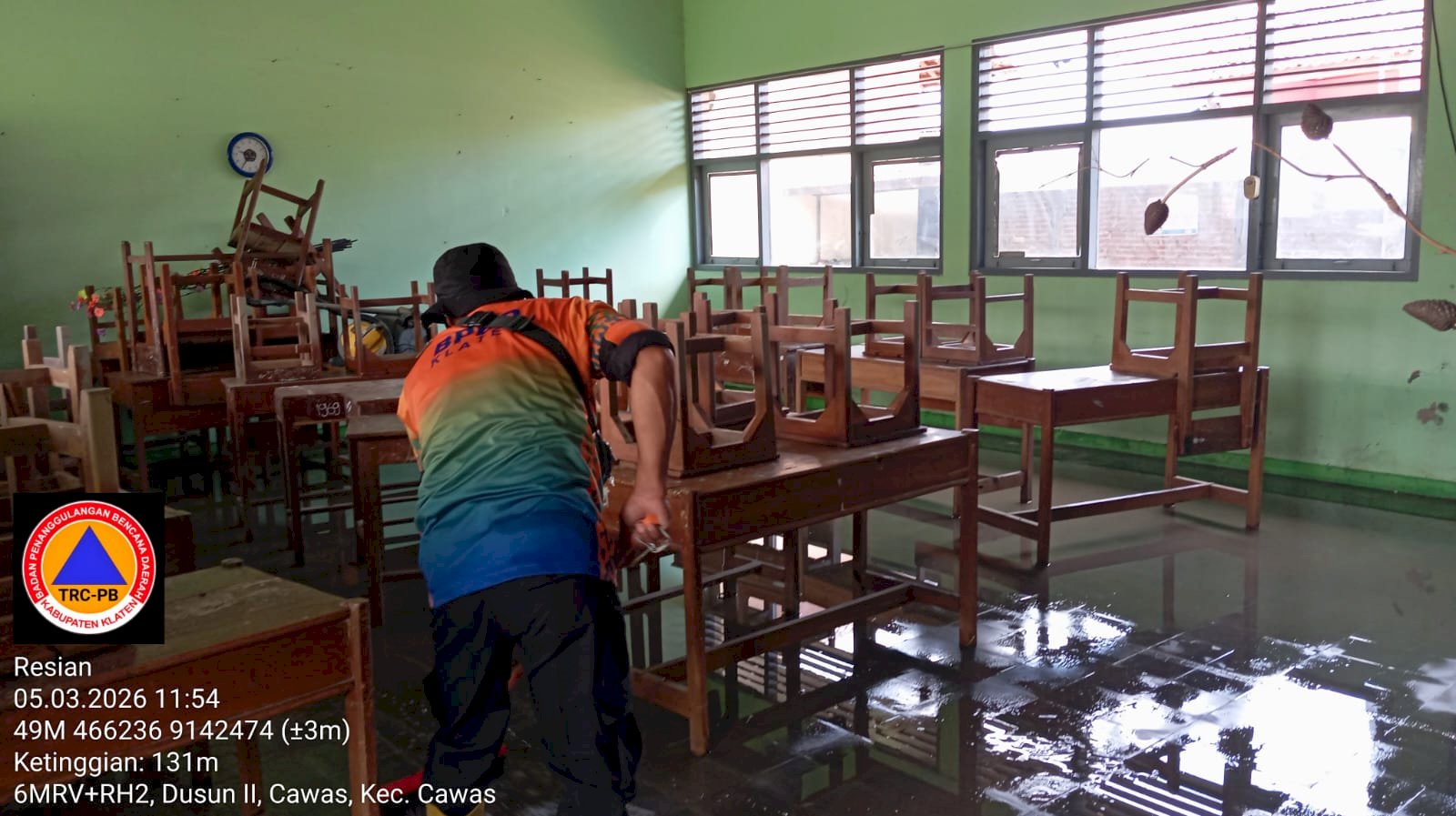 Pembersihan Sekolah Pasca Banjir di Desa Cawas, Kecamatan Cawas