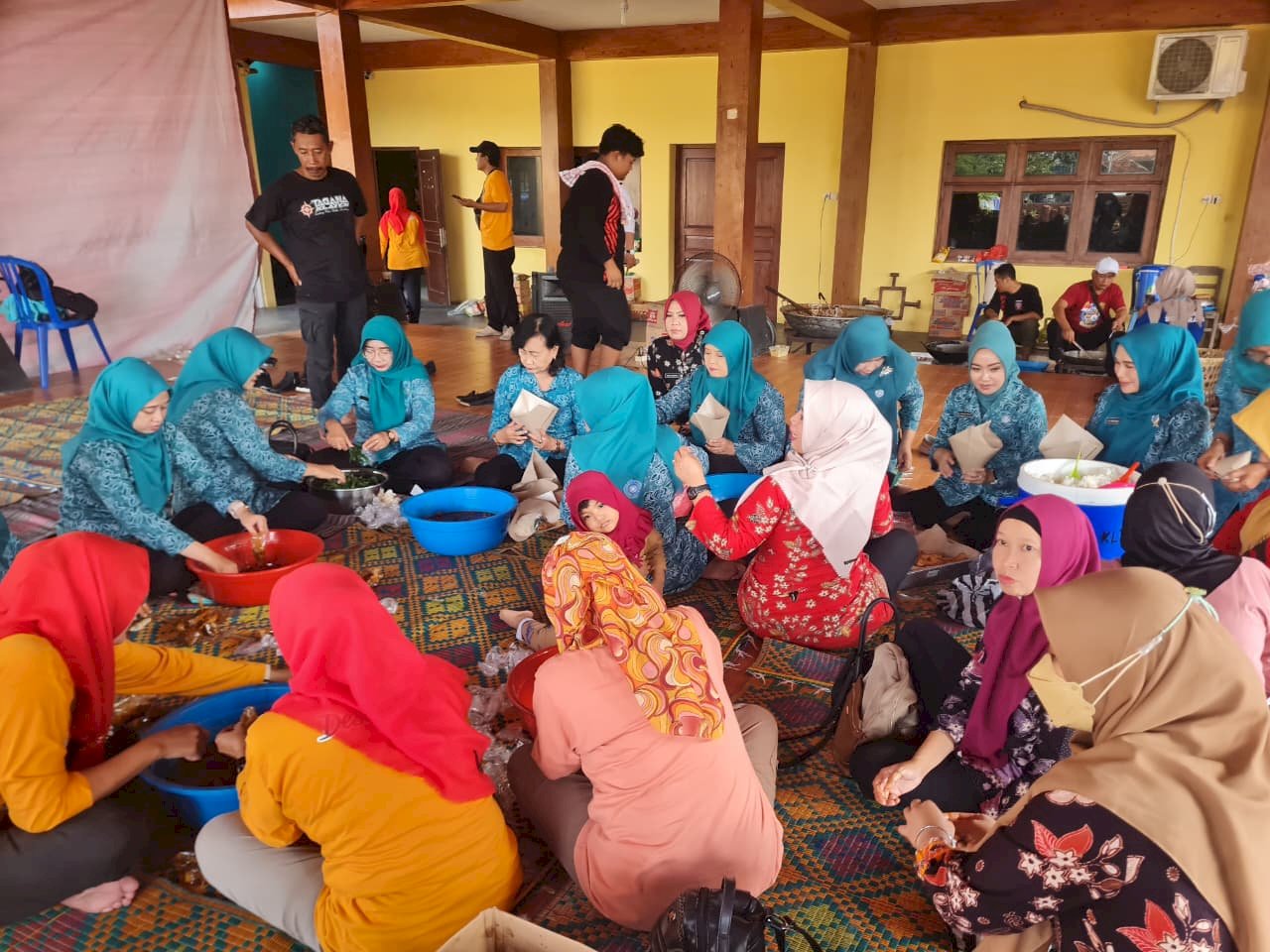 Ketua TP PKK Kabupaten Klaten Tinjau dan Salurkan Bantuan Untuk Korban Banjir di Kecamatan Cawas