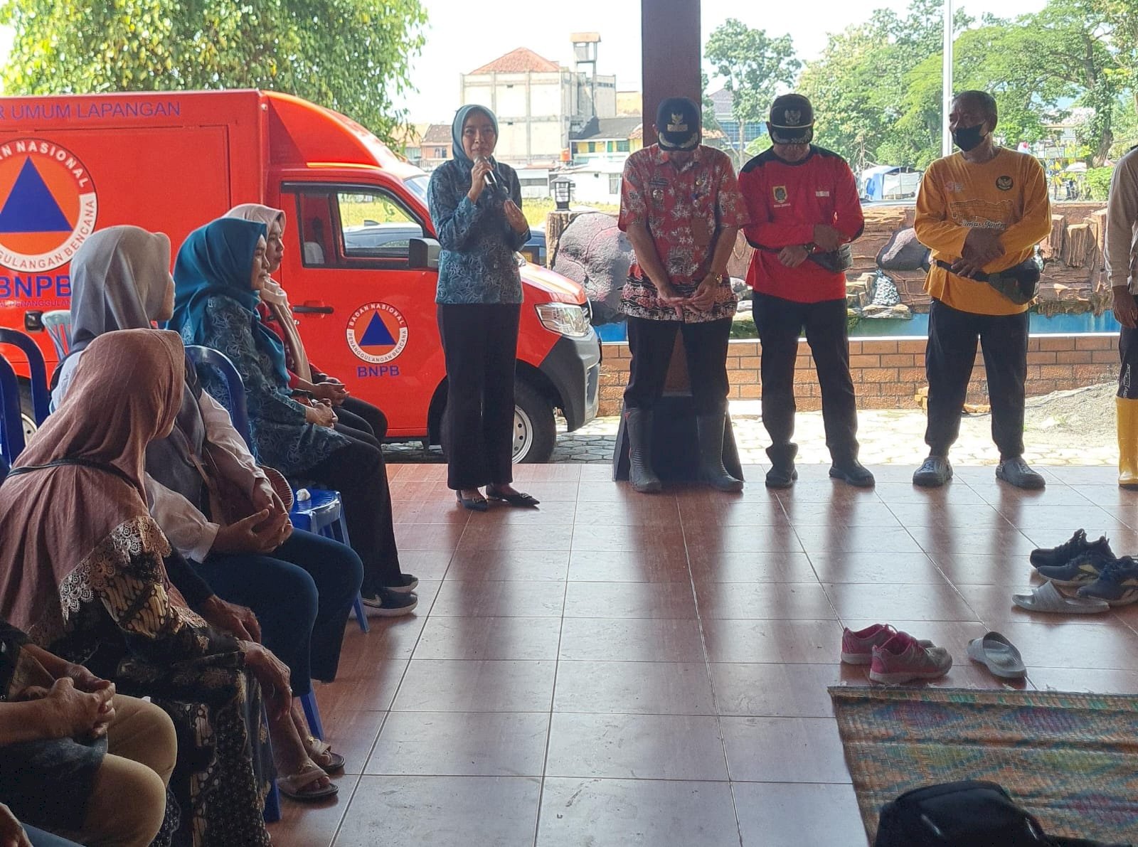 Ketua TP PKK Kabupaten Klaten Tinjau dan Salurkan Bantuan Untuk Korban Banjir di Kecamatan Cawas