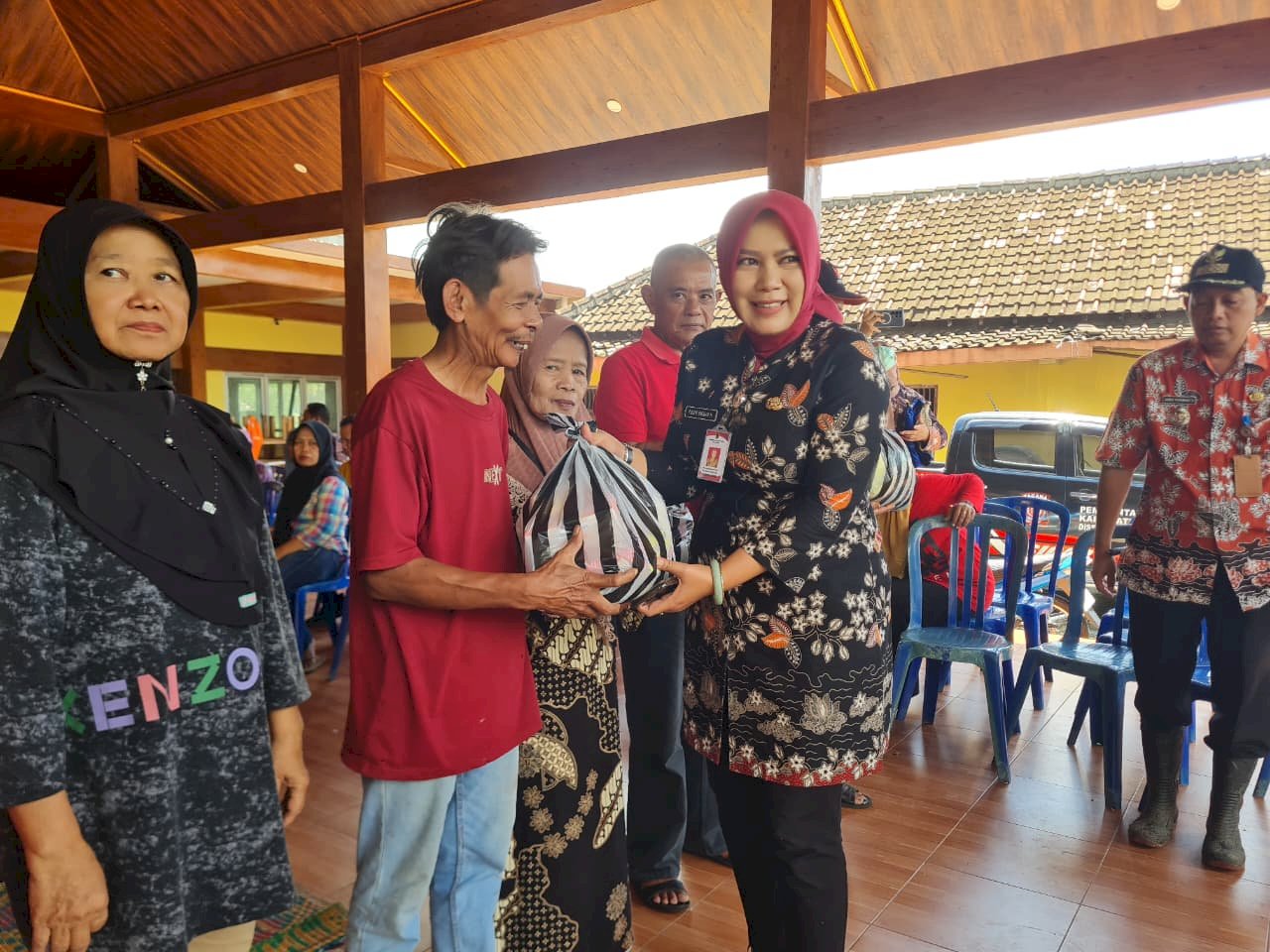 Ketua TP PKK Kabupaten Klaten Tinjau dan Salurkan Bantuan Untuk Korban Banjir di Kecamatan Cawas