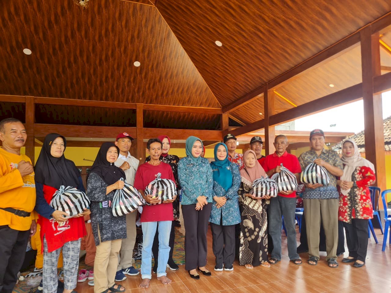 Ketua TP PKK Kabupaten Klaten Tinjau dan Salurkan Bantuan Untuk Korban Banjir di Kecamatan Cawas